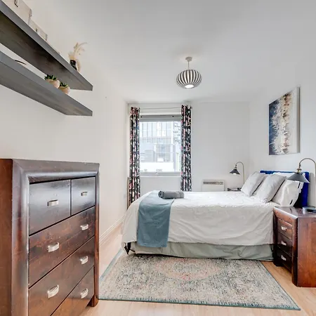 Modern Two Bed Two Bath Opposite Tube Station