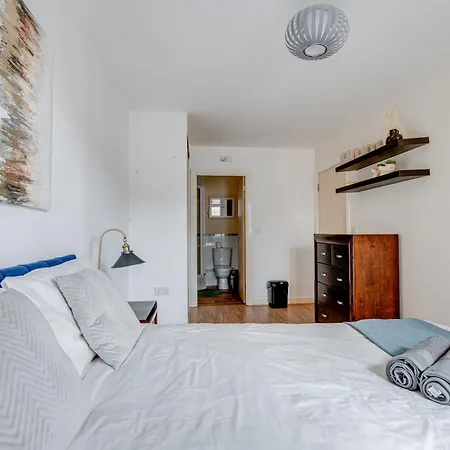 Modern Two Bed Two Bath Opposite Tube Station * London