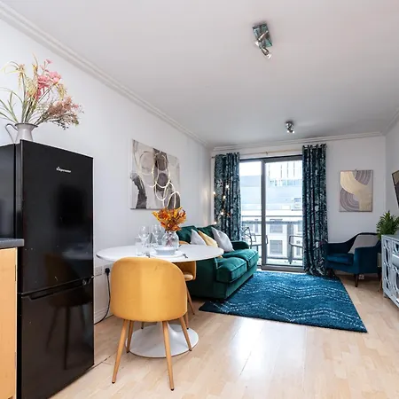 Modern Two Bed Two Bath Opposite Tube Station Apartment