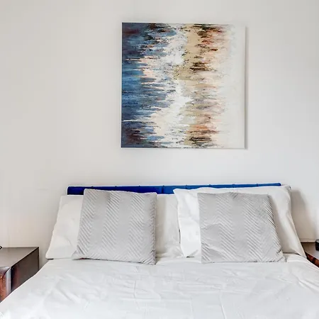 Apartment Modern Two Bed Two Bath Opposite Tube Station London
