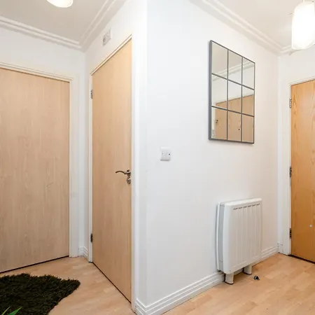 Modern Two Bed Two Bath Opposite Tube Station *