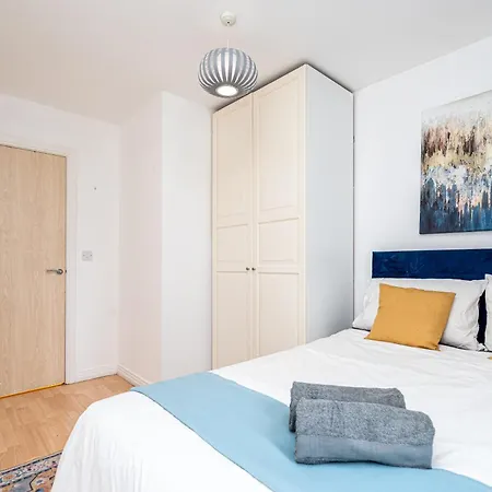 Apartment Modern Two Bed Two Bath Opposite Tube Station London