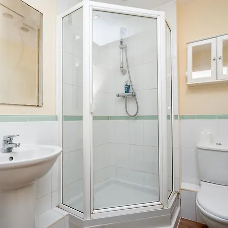 Modern Two Bed Two Bath Opposite Tube Station London