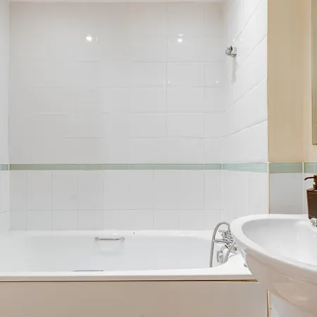 Modern Two Bed Two Bath Opposite Tube Station Apartment *
