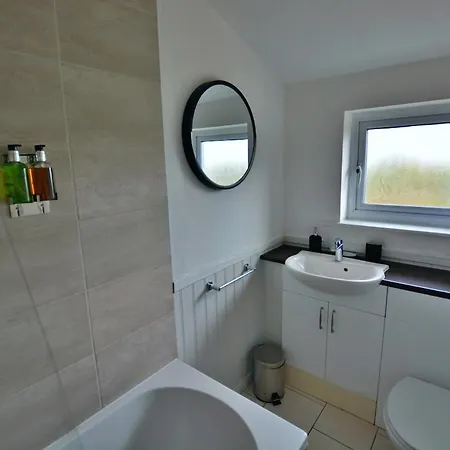 3 Bed Home, Free Parking & Self Check In London