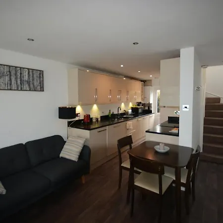 3 Bed Home, Free Parking & Self Check In Apartment *