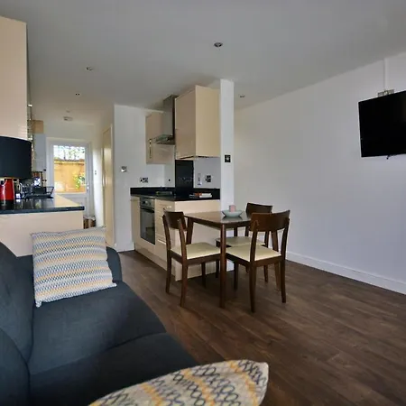 3 Bed Home, Free Parking & Self Check In London