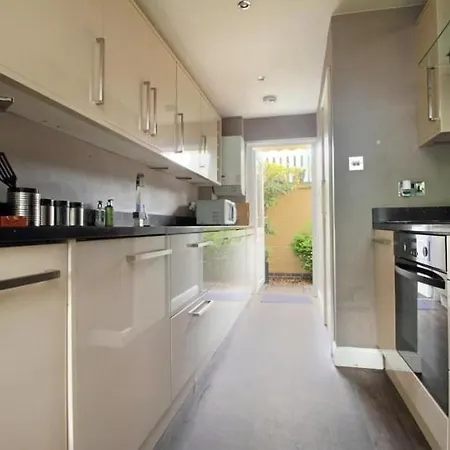 3 Bed Home, Free Parking & Self Check In London