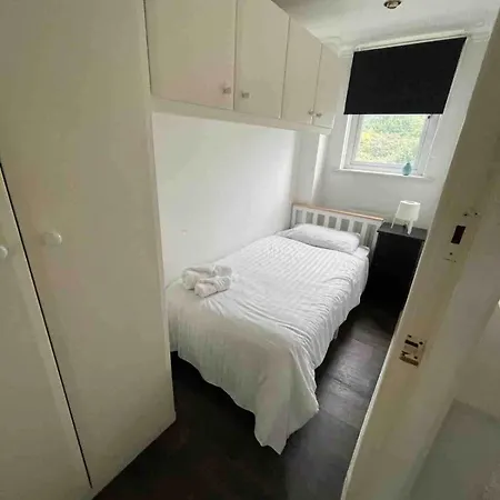 3 Bed Home, Free Parking & Self Check In