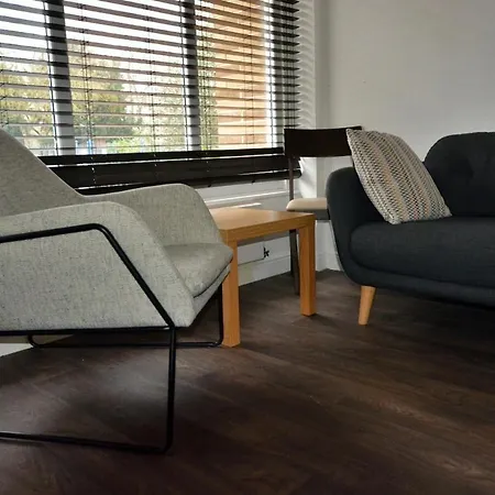 3 Bed Home, Free Parking & Self Check In Apartment *