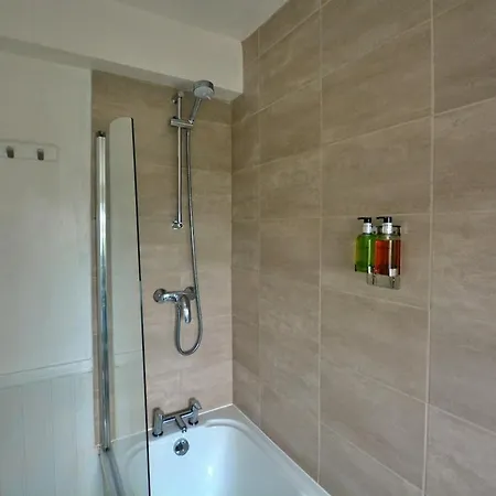 3 Bed Home, Free Parking & Self Check In London