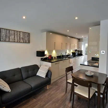 Apartment 3 Bed Home, Free Parking & Self Check In *