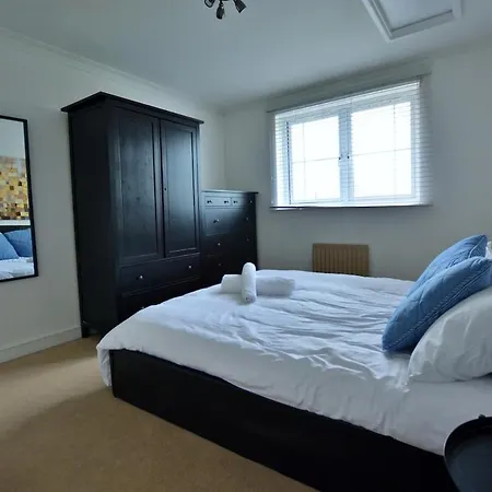 Apartment 3 Bed Home, Free Parking & Self Check In London