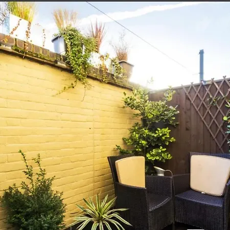 3 Bed Home, Free Parking & Self Check In Apartment