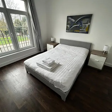 3 Bed Home, Free Parking & Self Check In *