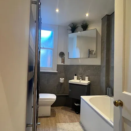 2 Bedroom Luxury Flat In Centre Of Muswell Hill London