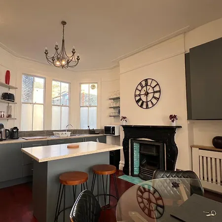 2 Bedroom Luxury Flat In Centre Of Muswell Hill *