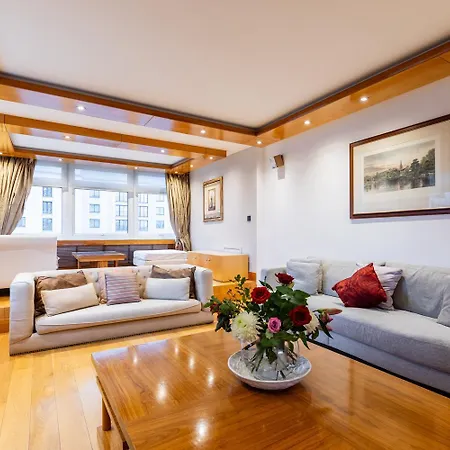 Mayfair Deluxe Apartment *