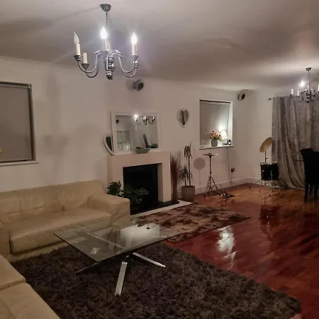 Secluded 4 Bedroom House Bromley