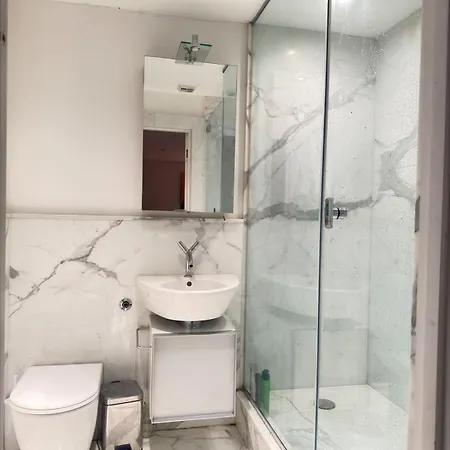 Secluded 4 Bedroom House * Bromley