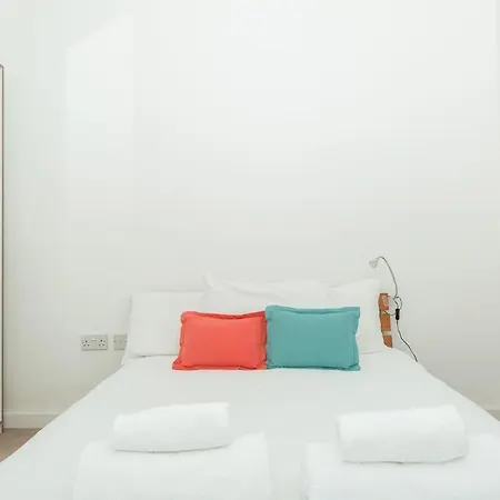 2 Bedroom East With Lovely Views Apartment *