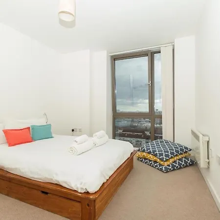 2 Bedroom East With Lovely Views * London