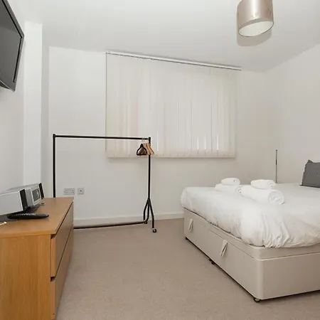 2 Bedroom East With Lovely Views Apartment *