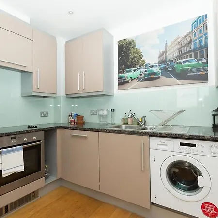 2 Bedroom East With Lovely Views Apartment London