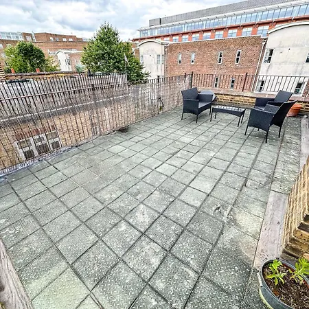 Apartment Refined Hammersmith 3-bedroom With Rooftop Terrace *