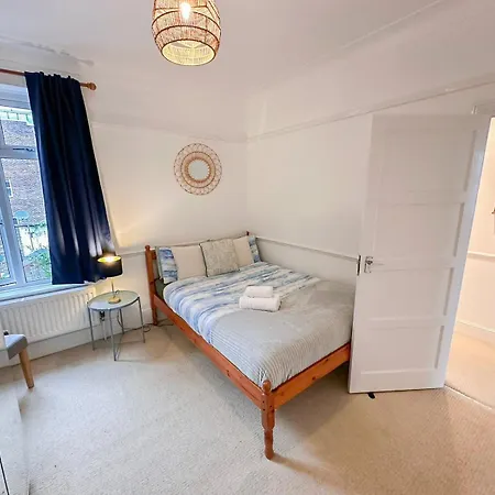 Refined Hammersmith 3-bedroom With Rooftop Terrace *