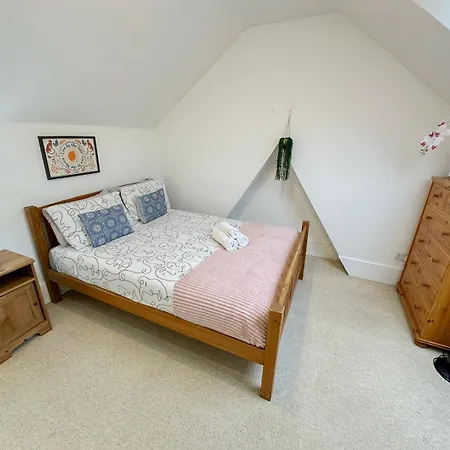 Refined Hammersmith 3-bedroom With Rooftop Terrace Apartment