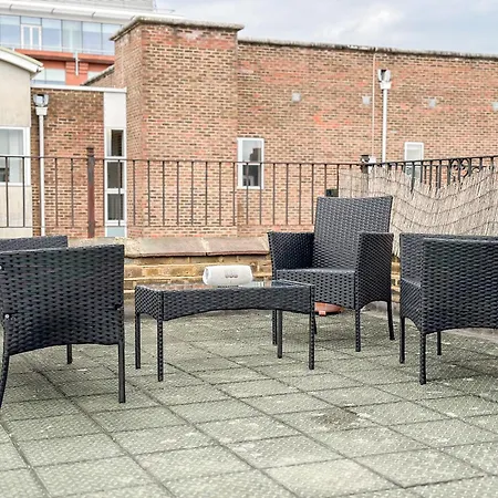 Refined Hammersmith 3-bedroom With Rooftop Terrace Apartment London