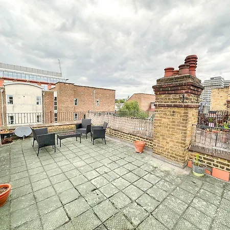 Refined Hammersmith 3-bedroom With Rooftop Terrace Apartment