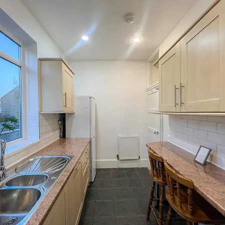 Refined Hammersmith 3-bedroom With Rooftop Terrace Apartment