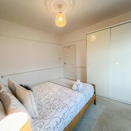 Refined Hammersmith 3-bedroom With Rooftop Terrace Apartment London