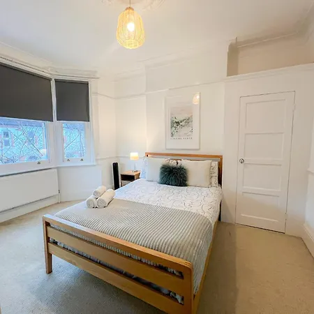 Refined Hammersmith 3-bedroom With Rooftop Terrace *