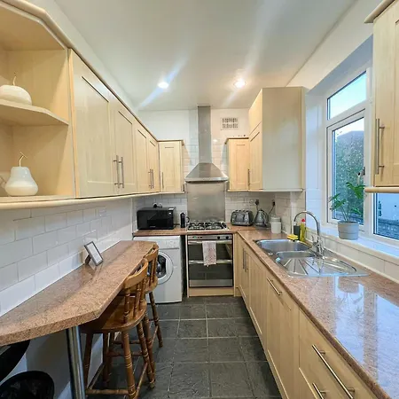 Refined Hammersmith 3-bedroom With Rooftop Terrace