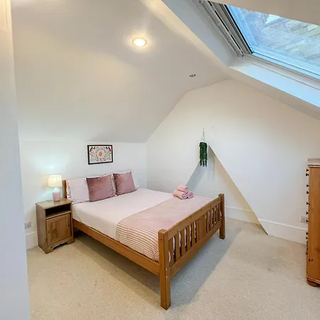 Apartment Refined Hammersmith 3-bedroom With Rooftop Terrace *