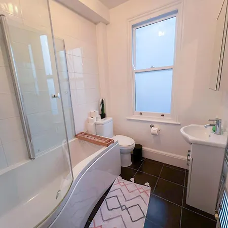 Refined Hammersmith 3-bedroom With Rooftop Terrace Apartment London