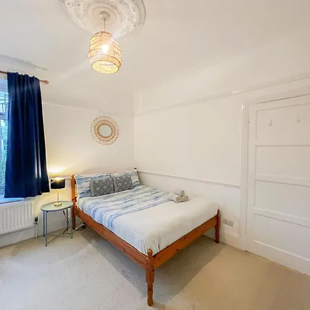 Refined Hammersmith 3-bedroom With Rooftop Terrace London
