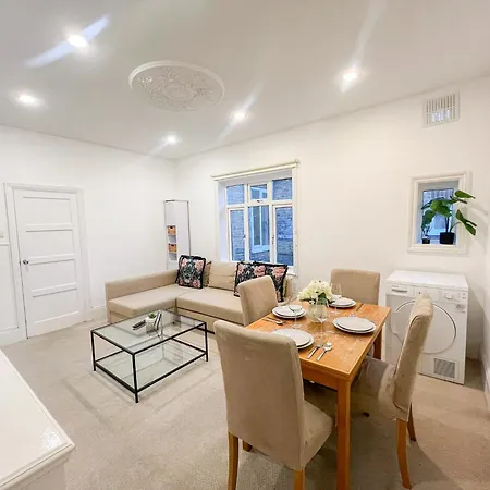 Refined Hammersmith 3-bedroom With Rooftop Terrace