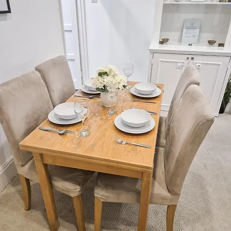 Refined Hammersmith 3-bedroom With Rooftop Terrace Apartment