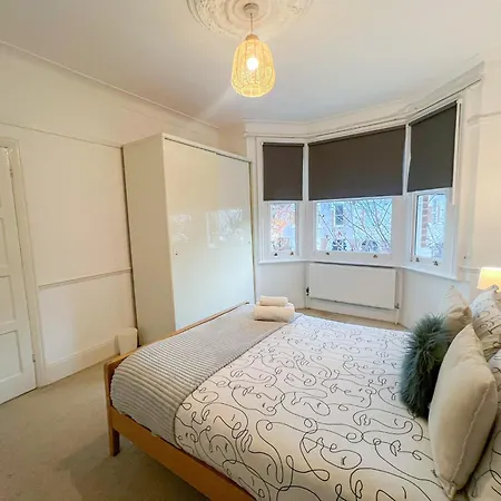 Refined Hammersmith 3-bedroom With Rooftop Terrace Apartment *