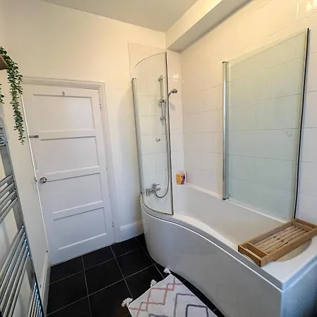 Refined Hammersmith 3-bedroom With Rooftop Terrace Apartment London