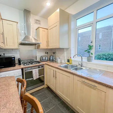 Refined Hammersmith 3-bedroom With Rooftop Terrace London
