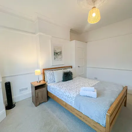 Refined Hammersmith 3-bedroom With Rooftop Terrace