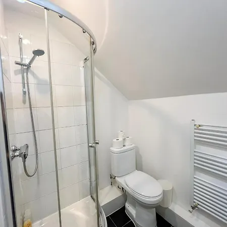 Refined Hammersmith 3-bedroom With Rooftop Terrace Apartment