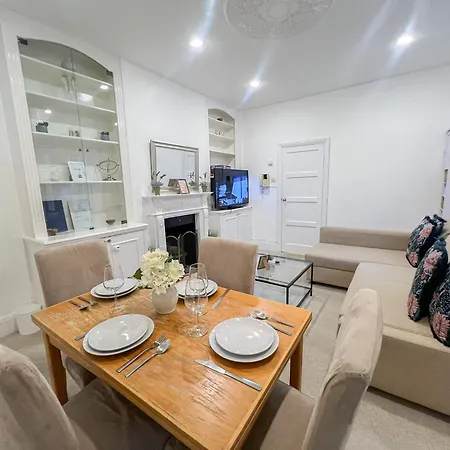 Apartment Refined Hammersmith 3-bedroom With Rooftop Terrace *