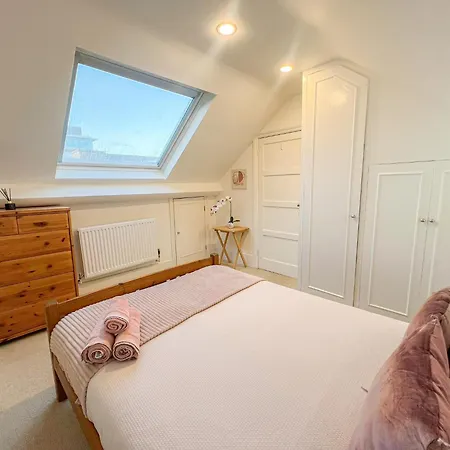Refined Hammersmith 3-bedroom With Rooftop Terrace Apartment