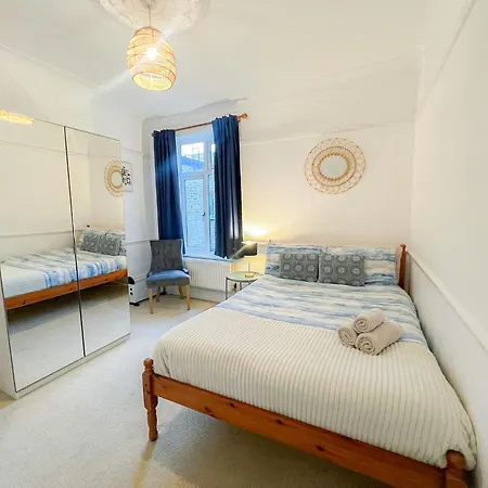 Refined Hammersmith 3-bedroom With Rooftop Terrace